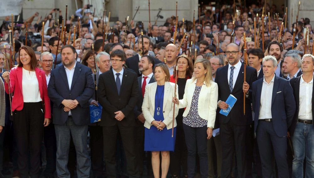 Más de 700 alcaldes favorables al referéndum se manifiestan en Barcelona esgrimiendo sus varas de mando, que parecen dispuestos a usar. 