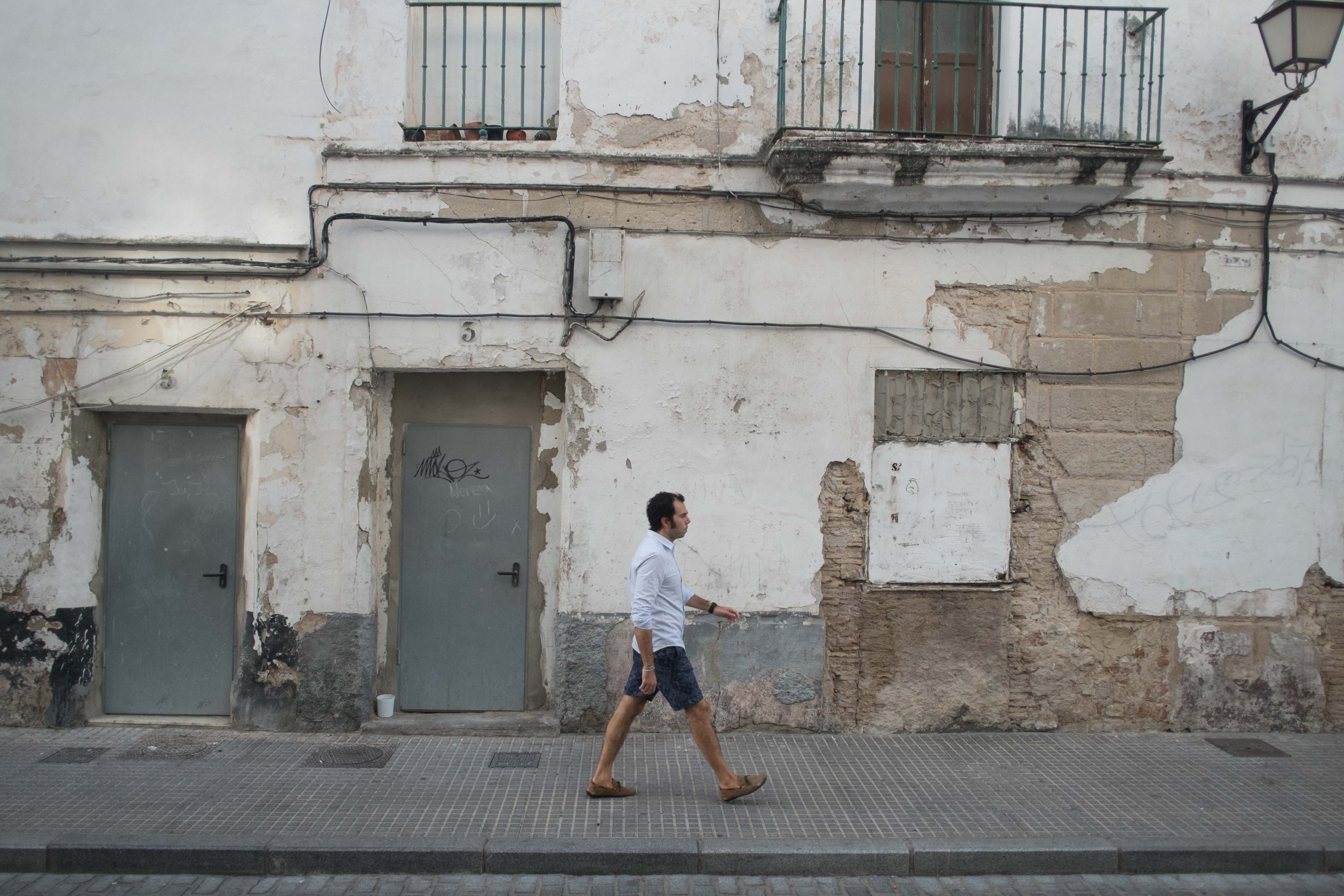 Un hombre, paseando por el centro de Jerez.