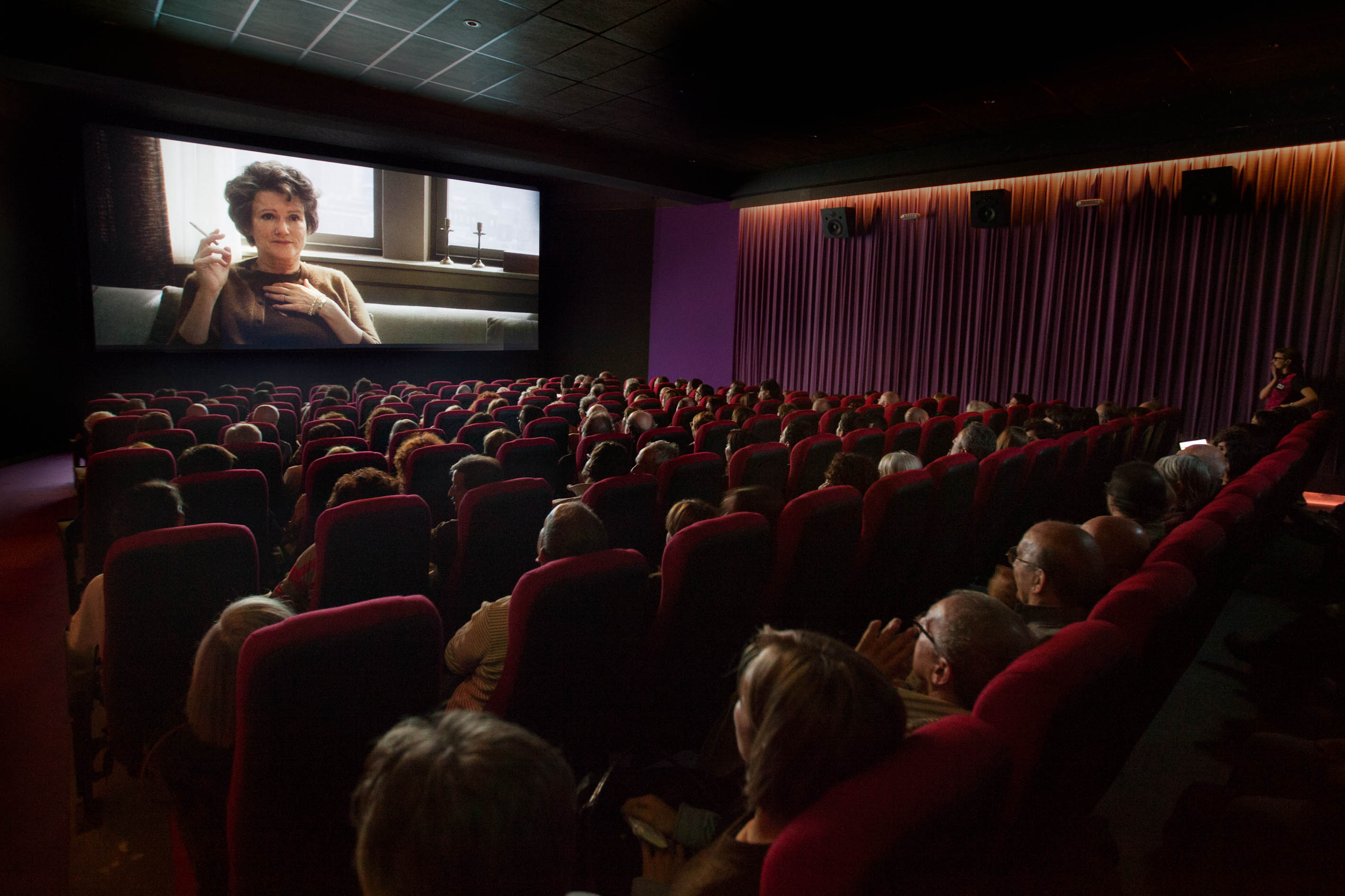 Una sala de cine durante la proyección de una película.