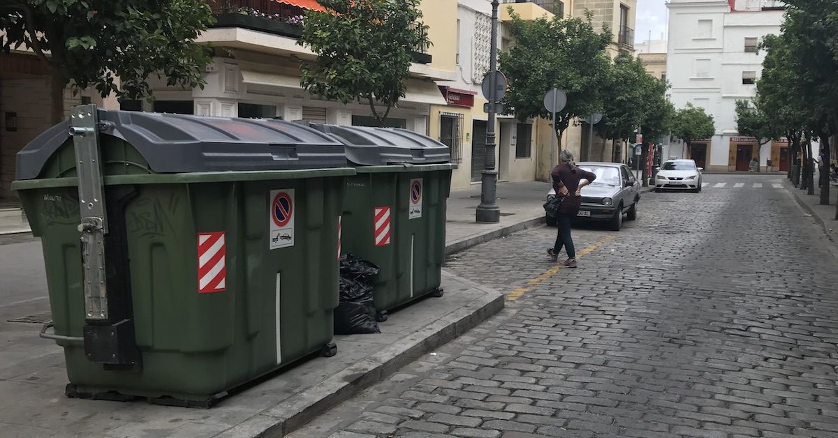 Contenedores en una calle de Jerez. Contenedores en una calle de Jerez.