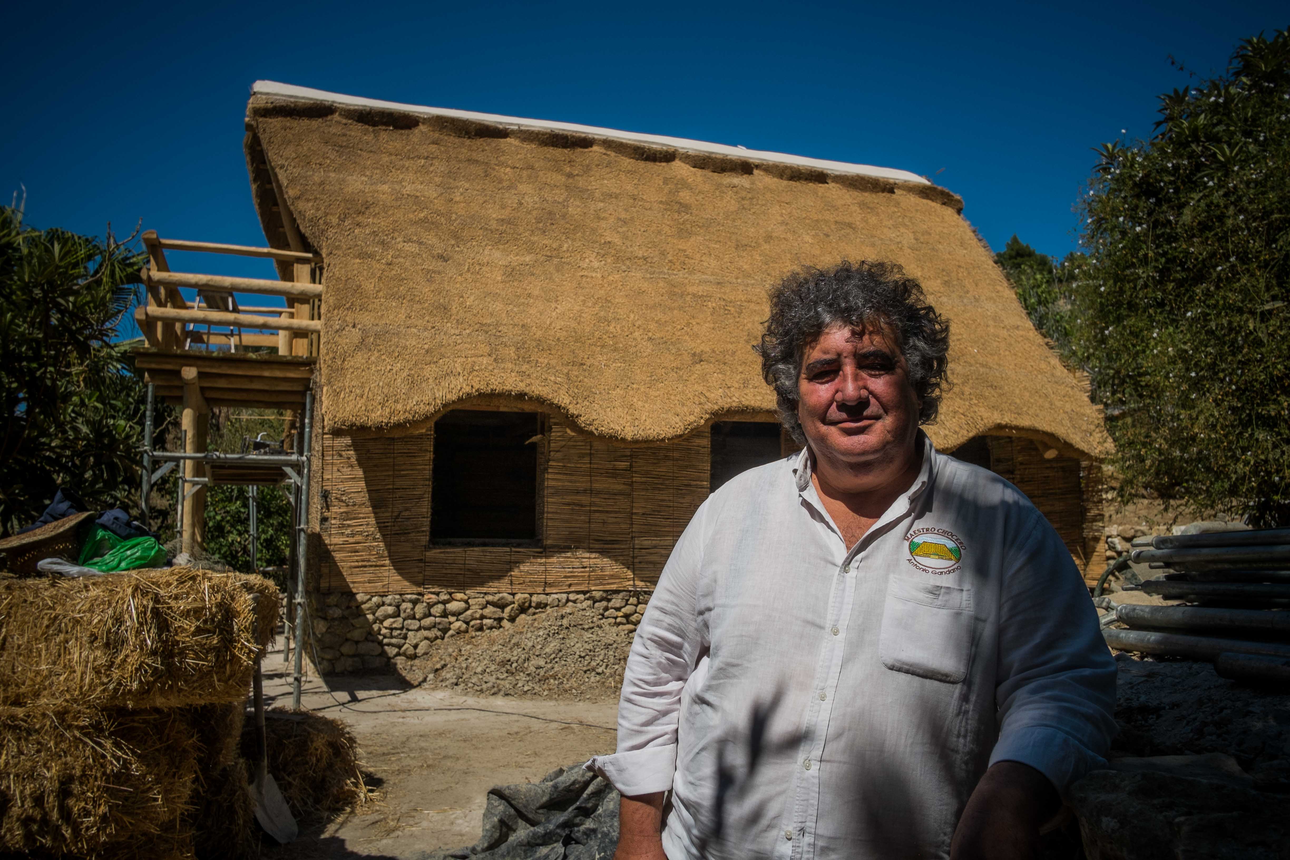 Antonio Gandano frente a una de sus últimas chozas. FOTO: MANU GARCÍA.