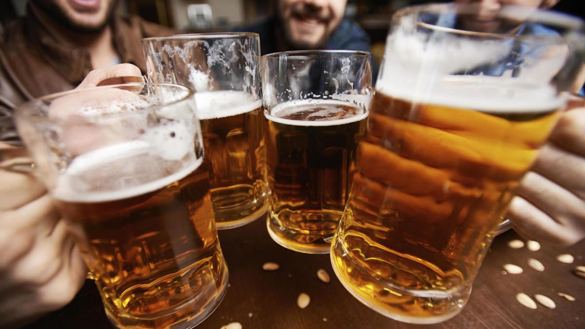 Cervezas con amigos en un local donde uno de ellos muere de un infarto en Granada.