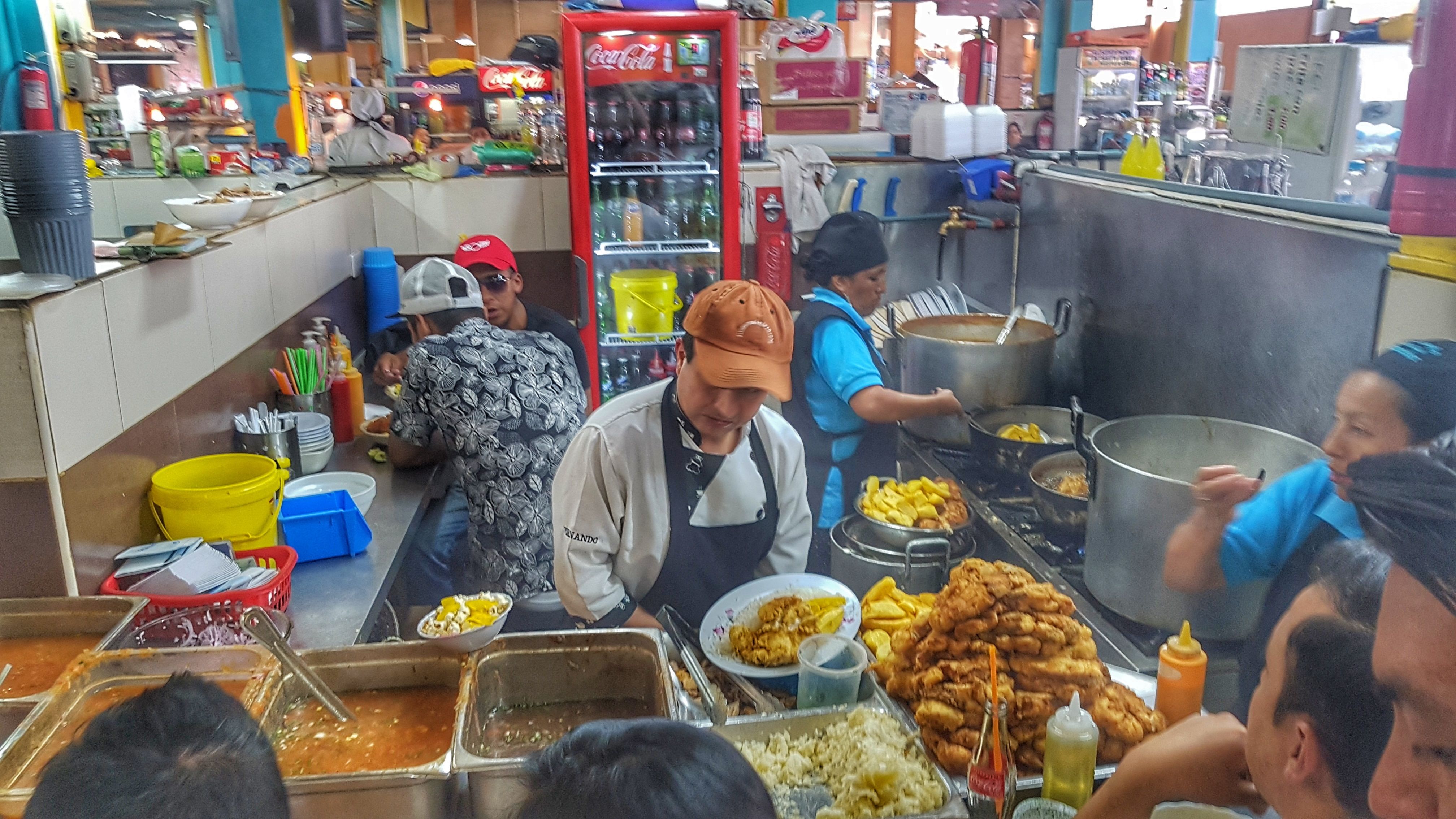 Puestos de comida tradicional en uno de los mercados de Quito.jpeg