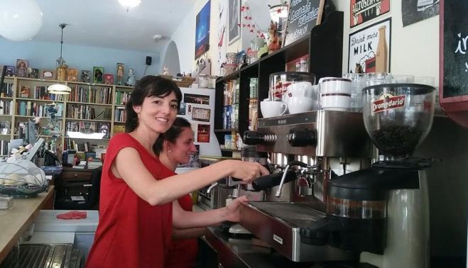 María, en primer término, con su compañera Patricia en la barra de la cafetería.