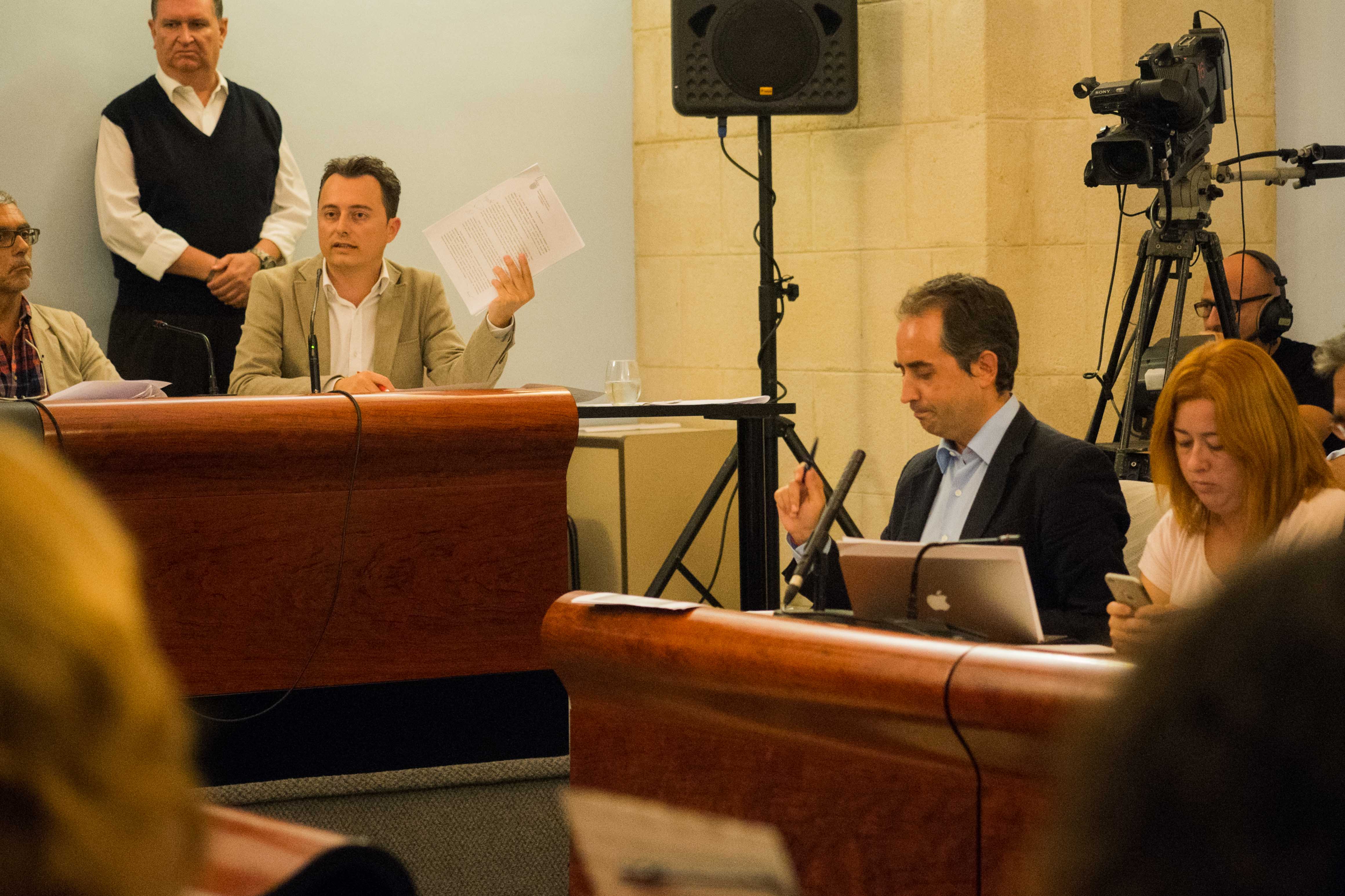 Santiago Galván (izq.) y Antonio Saldaña en un pasado pleno. FOTO: MANU GARCÍA. 