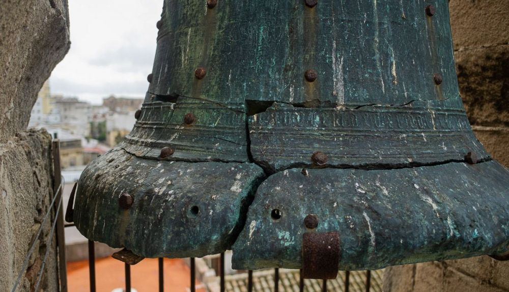 La campana de La Atalaya, en un pésimo estado.   MANU GARCÍA