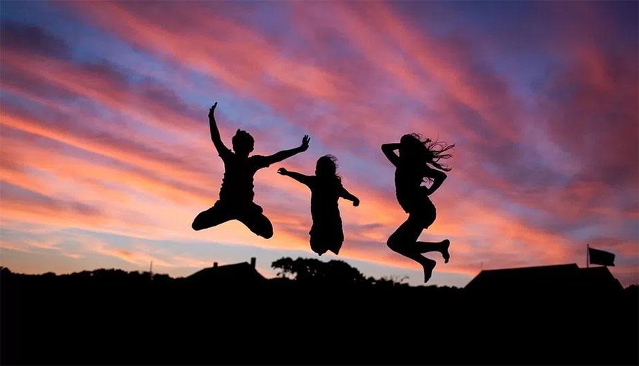 Tres personas mostrando su felicidad.