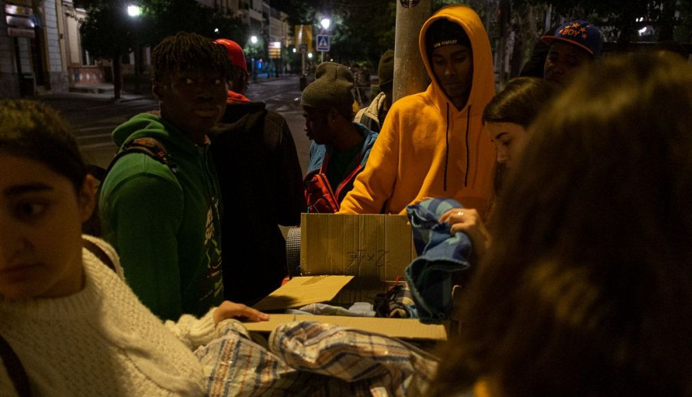 DIMBALI_REPARTIENDO_ROPA_A_INDIGENTES-4