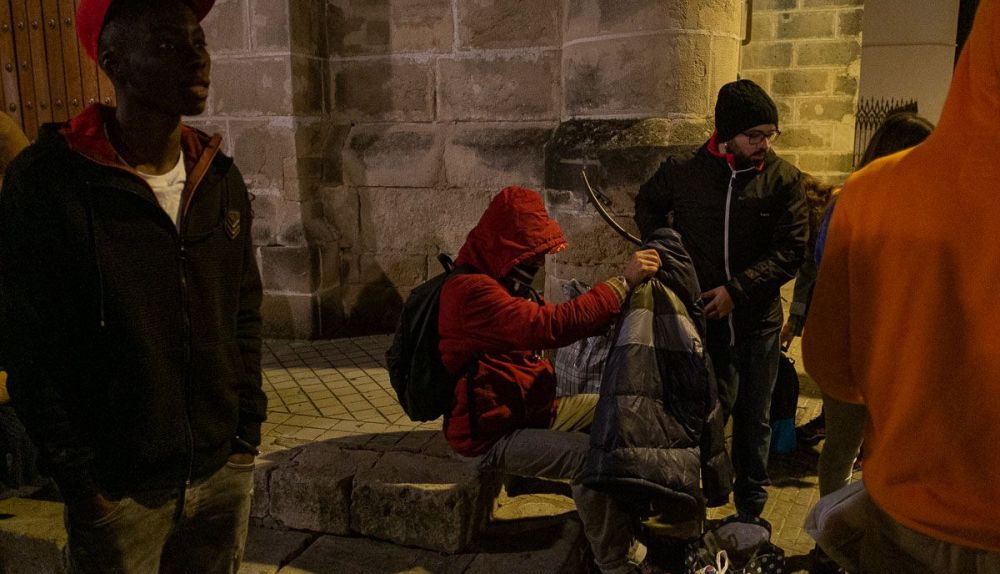 Iván Caro, entrenador del Dimbali FS, entrega una bufanda a Julio. FOTO: MANU GARCÍA