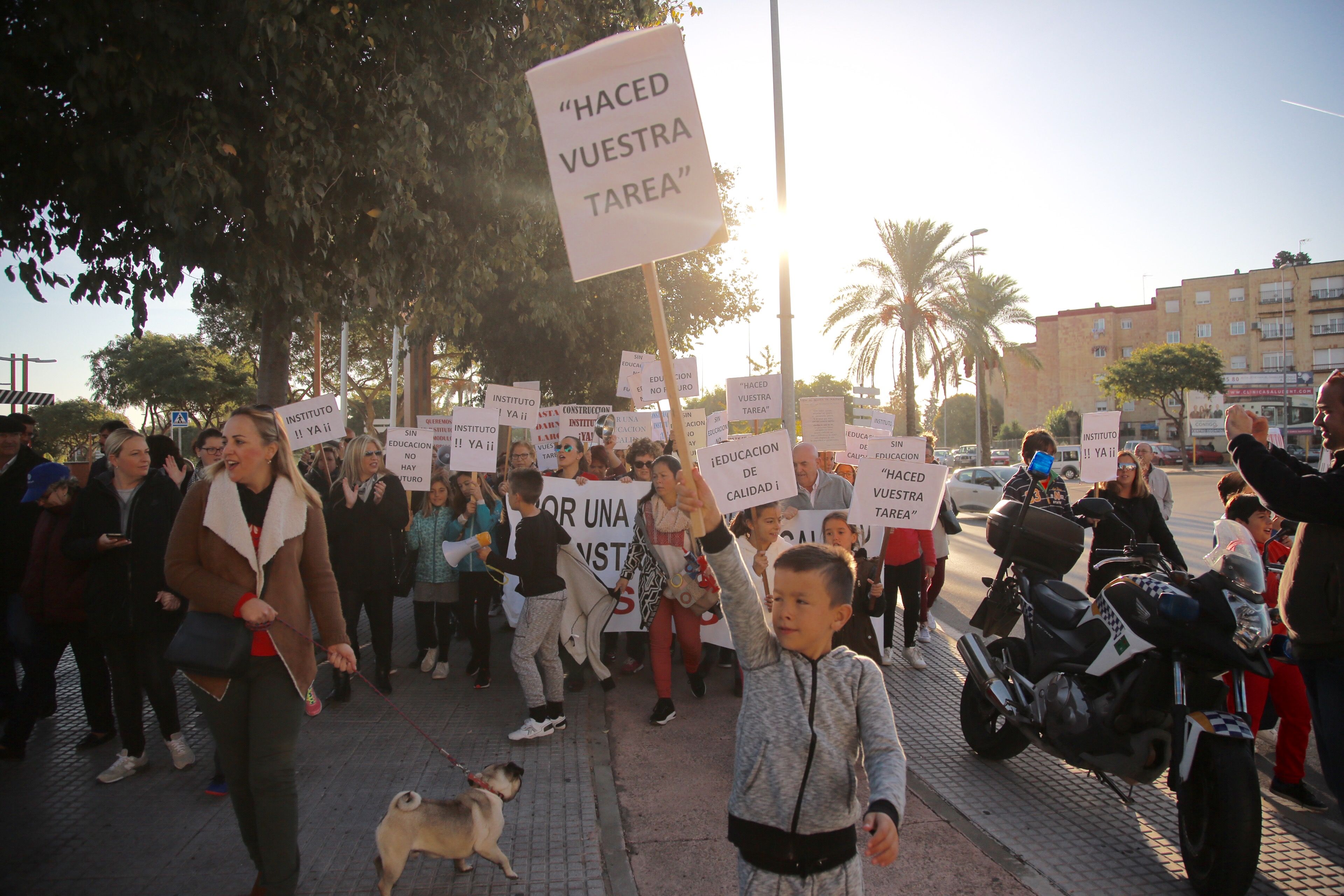 Concentración para reivindicar la construcción del nuevo IES. FOTO: JUAN CARLOS TORO. 