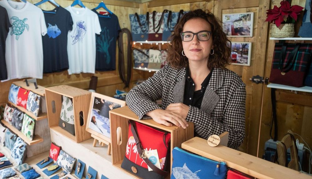 Victoria Tarrío, de Made in Tarrío, en un puesto del mercadillo navideño de Cádiz. FOTO: MANU GARCÍA