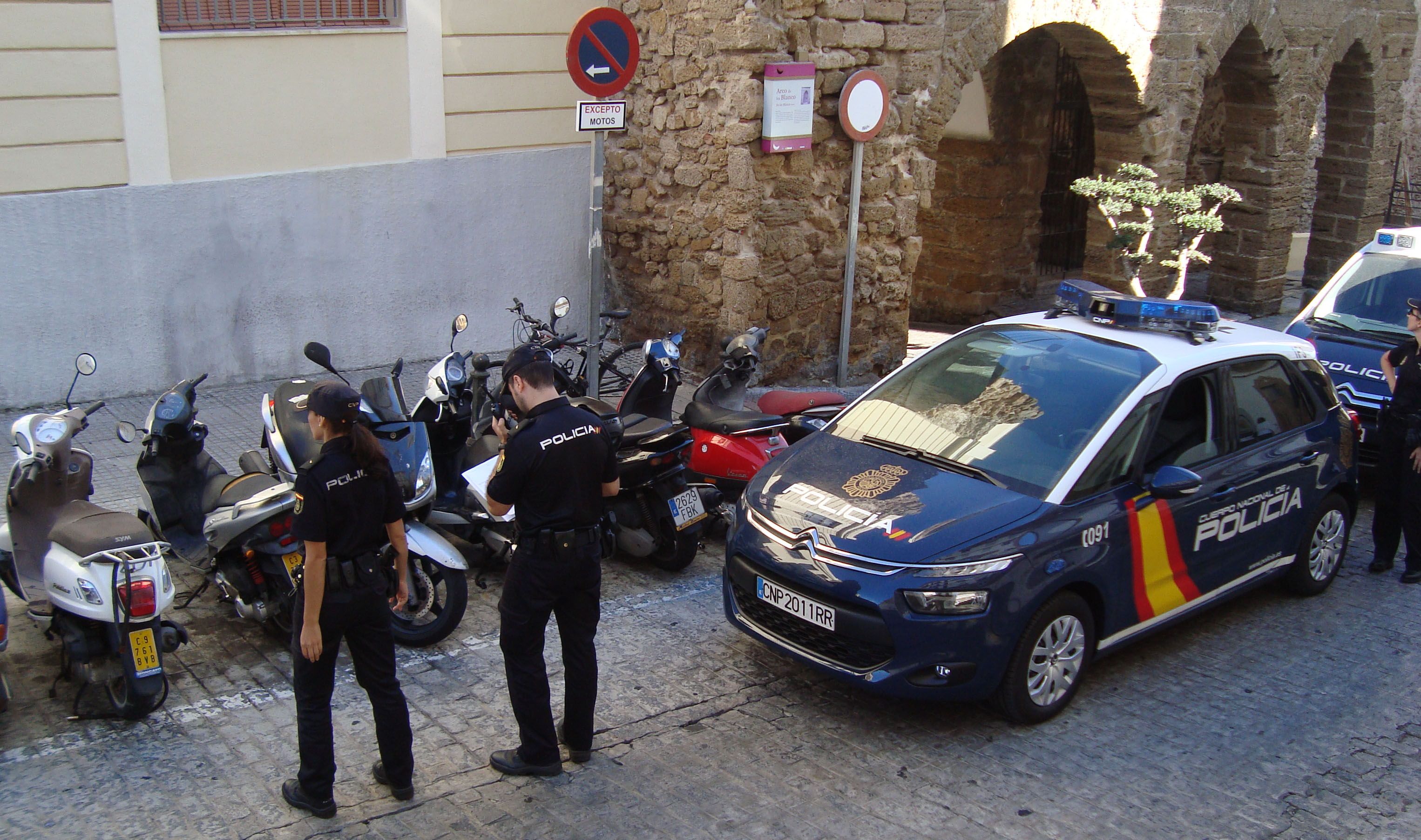 Agentes de la Policía Nacional, en Cádiz.