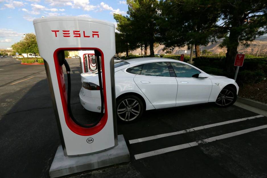 a-tesla-model-s-charges-at-a-tesla-supercharger-station-in-cabazon-california-u-s-may-18-2016-reuters-sam-mircovich-file-photo.jpg