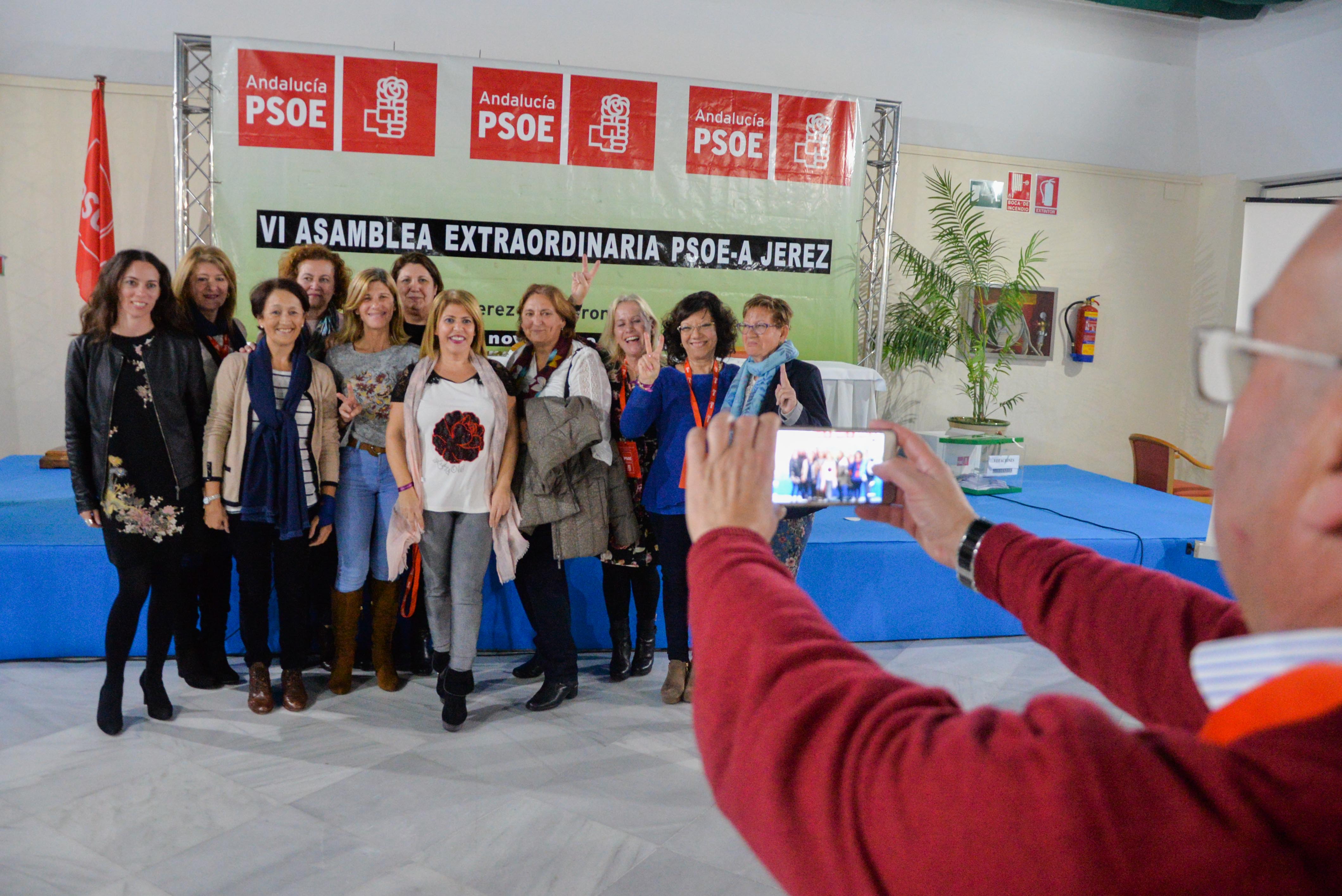 Mamen Sánchez, en el centro de la imagen, tras su proclamación como secretaria general del PSOE de Jerez.