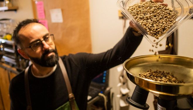 Jesús Torres tuesta el café de manera artesanal para darle su toque personal como barista. FOTO: MANU GARCÍA