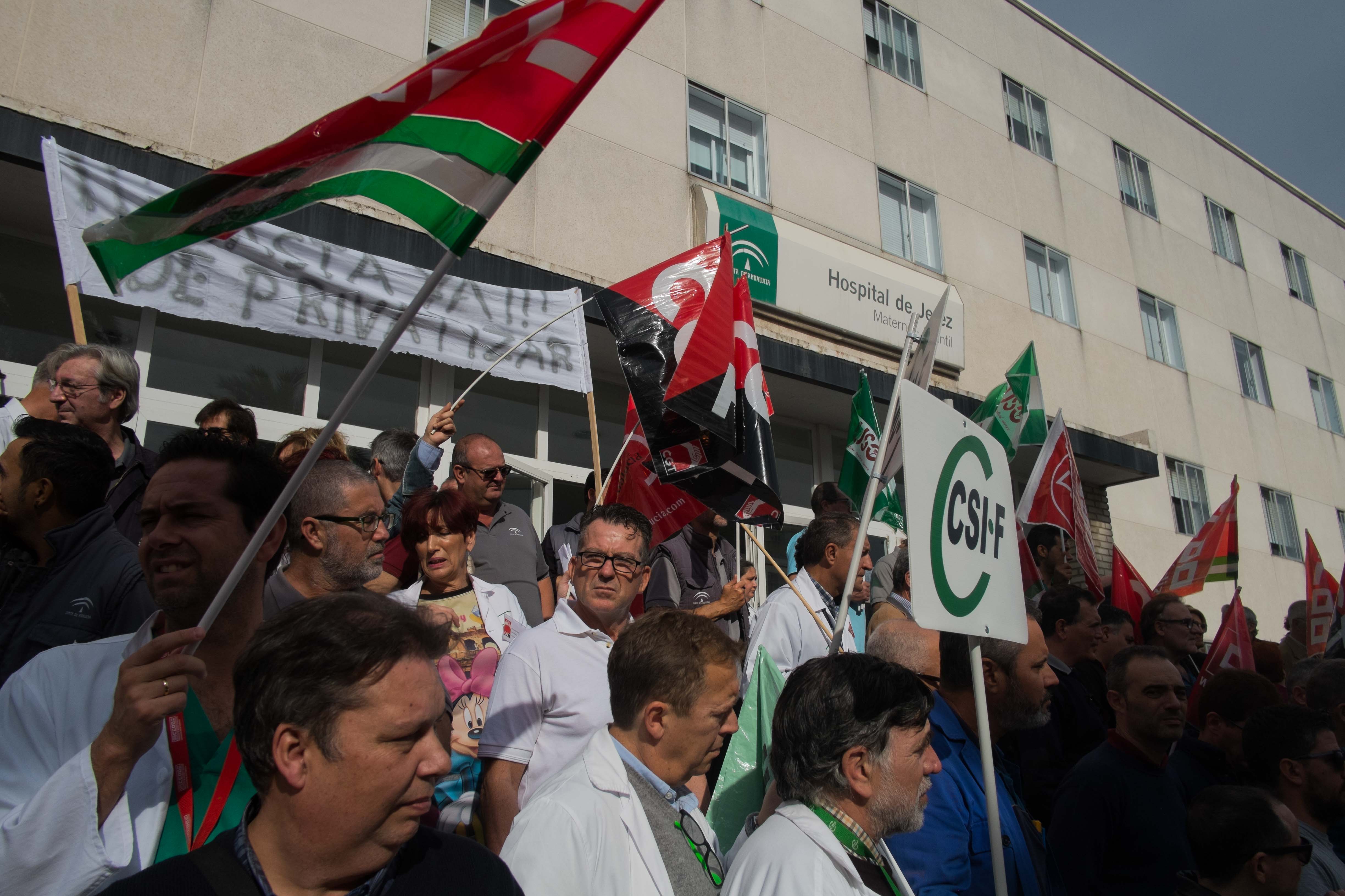Concentración a las puertas del Hospital de Jerez, en una imagen de archivo. FOTO: MANU GARCÍA