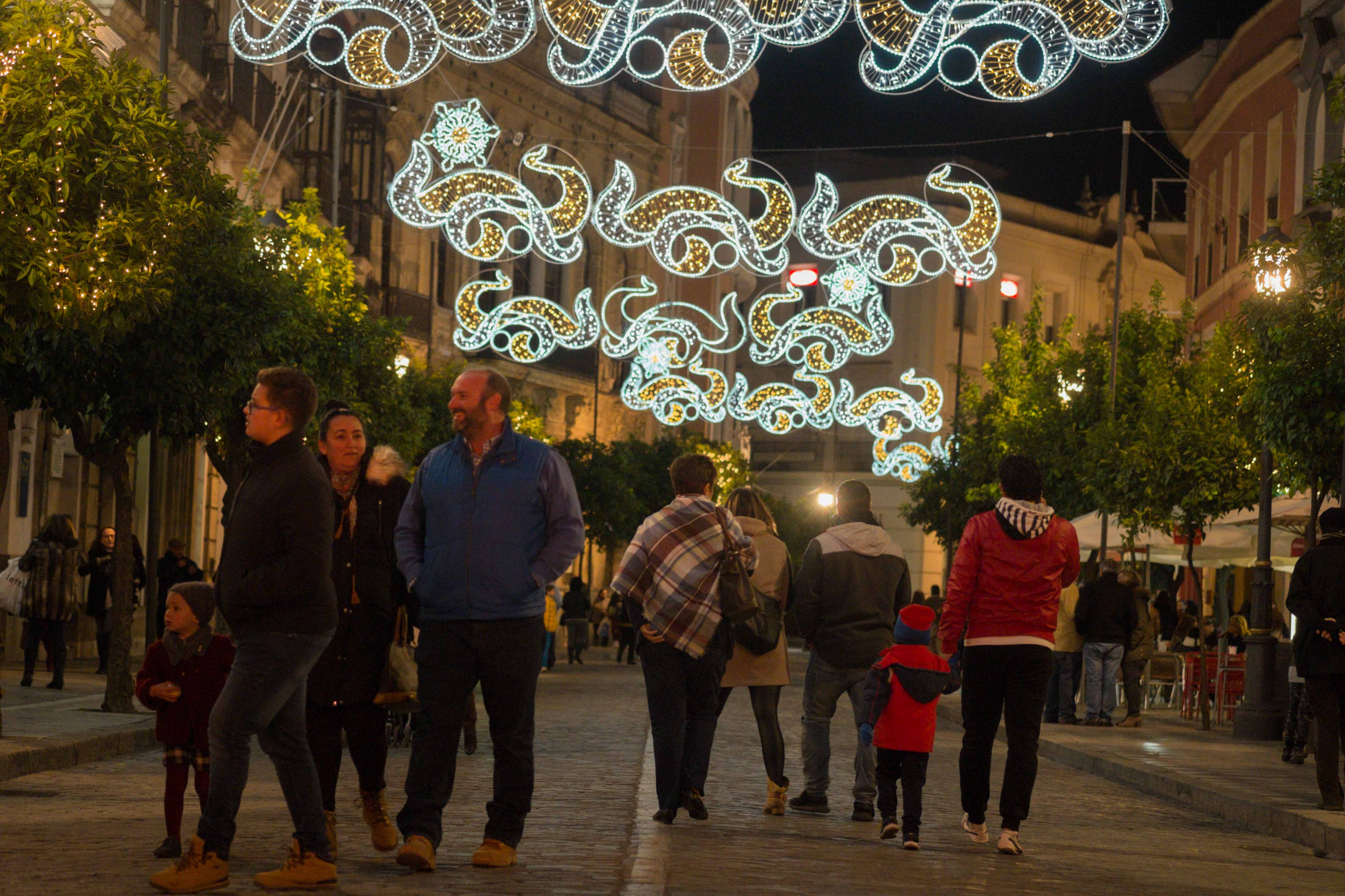 Alumbrado de Navidad en el centro de Jerez. FOTO: MANU GARCÍA.