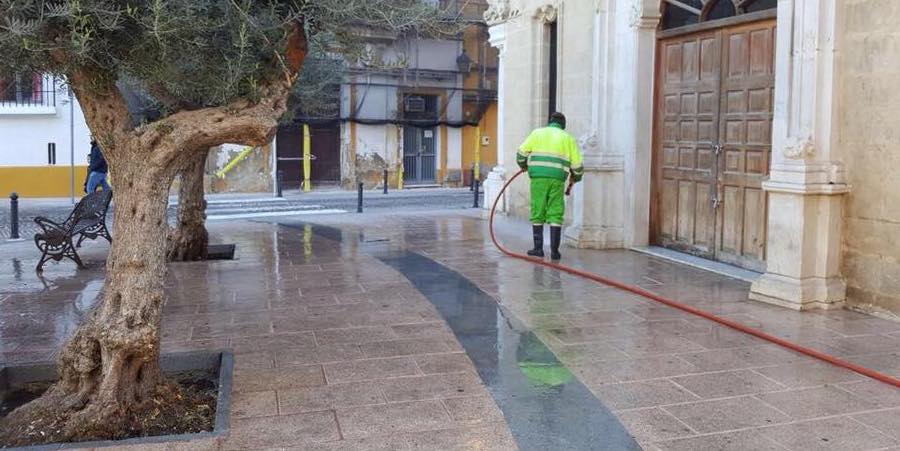 Un operario de la limpieza diaria en Jerez, en una imagen de archivo. FOTO: MANU GARCÍA.