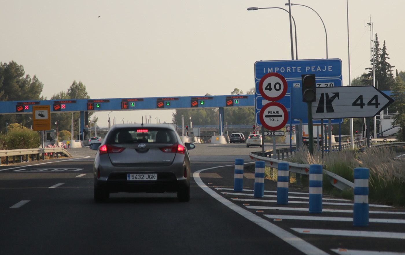 Un coche, antes de llegar al peaje de Las Cabezas. FOTO: JUAN CARLOS TORO.