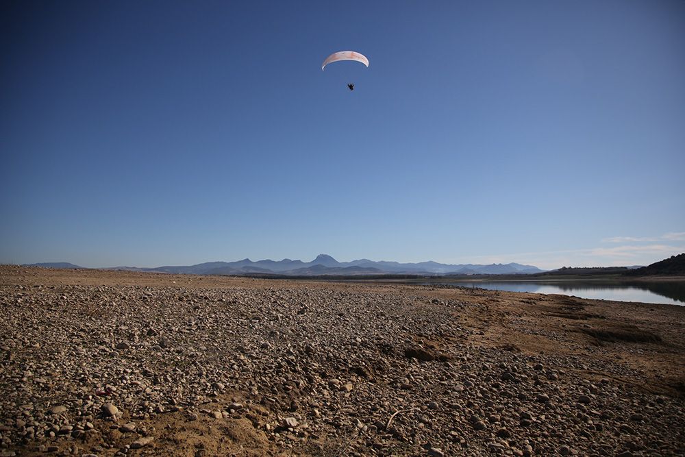 Un parapentista sobrevuela el pantano de Bornos. Un parapentista sobrevuela el pantano de Bornos.