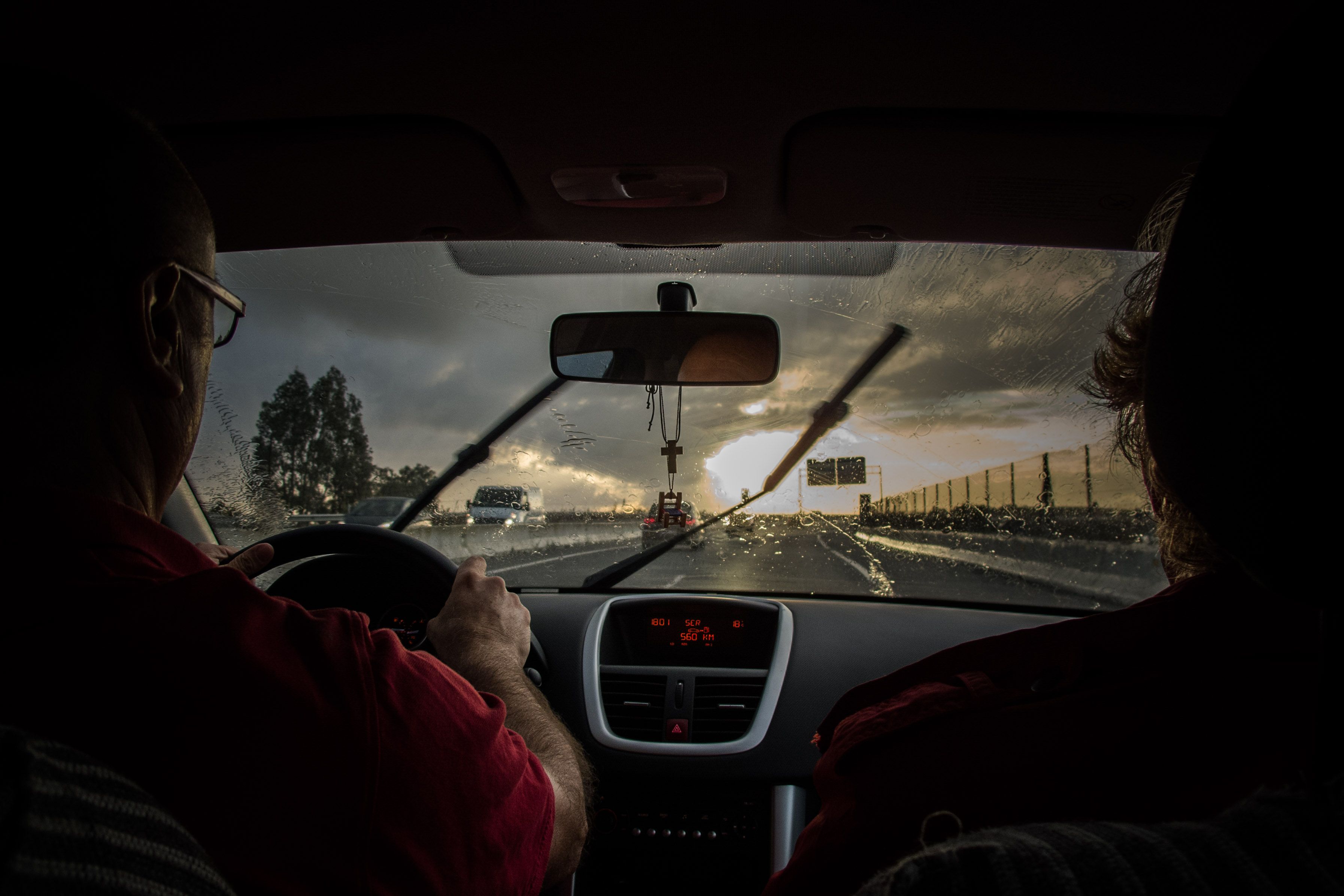 Dos personas en el Interior de un coche con lluvia fuera. FOTO: MANU GARCÍA. 