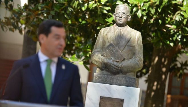 Moreno Bonilla ante el busto de Blas Infante en el Parlamento, en una imagen de archivo.