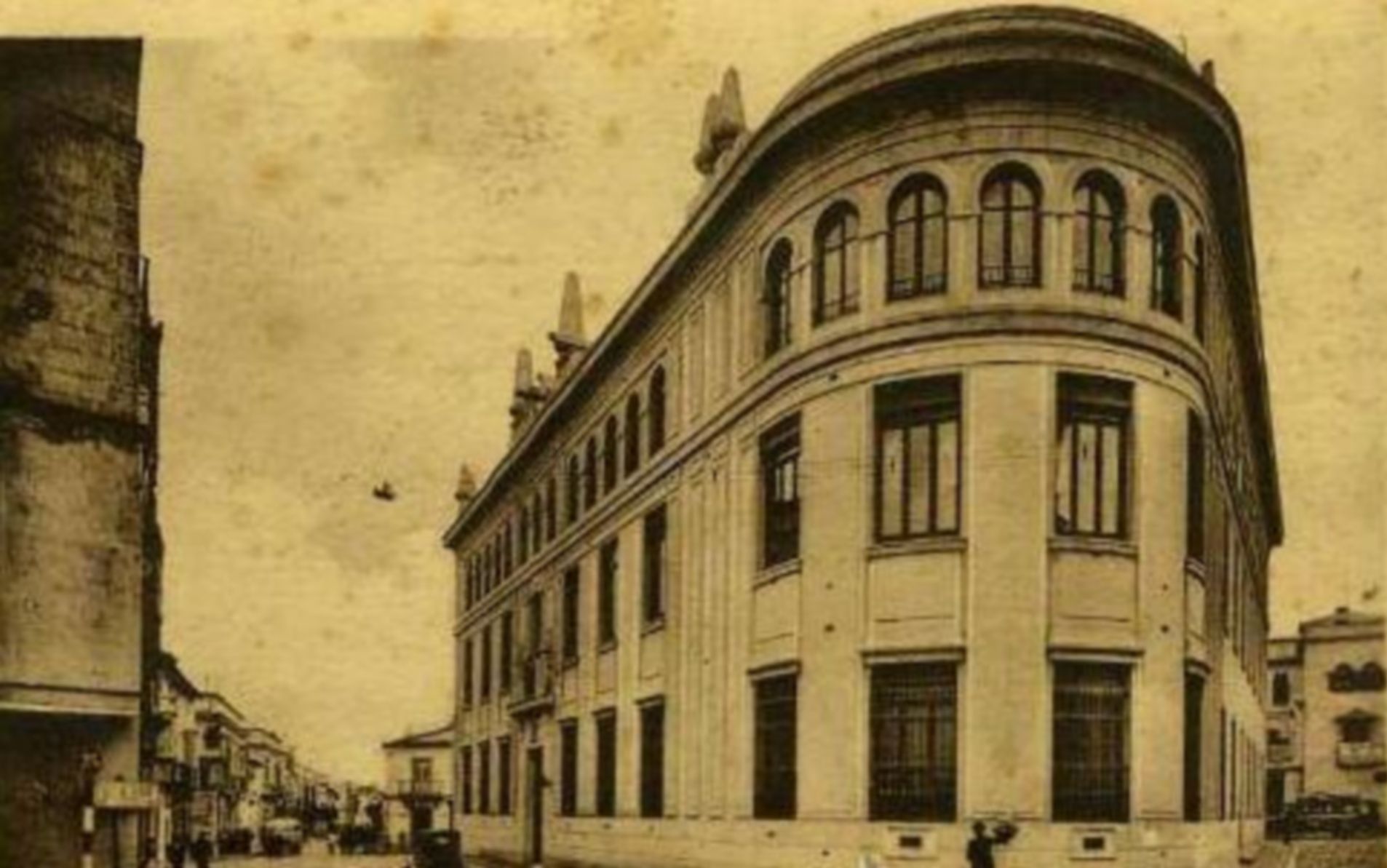 calle_cerron_con_el_edificio_de_correos.jpg