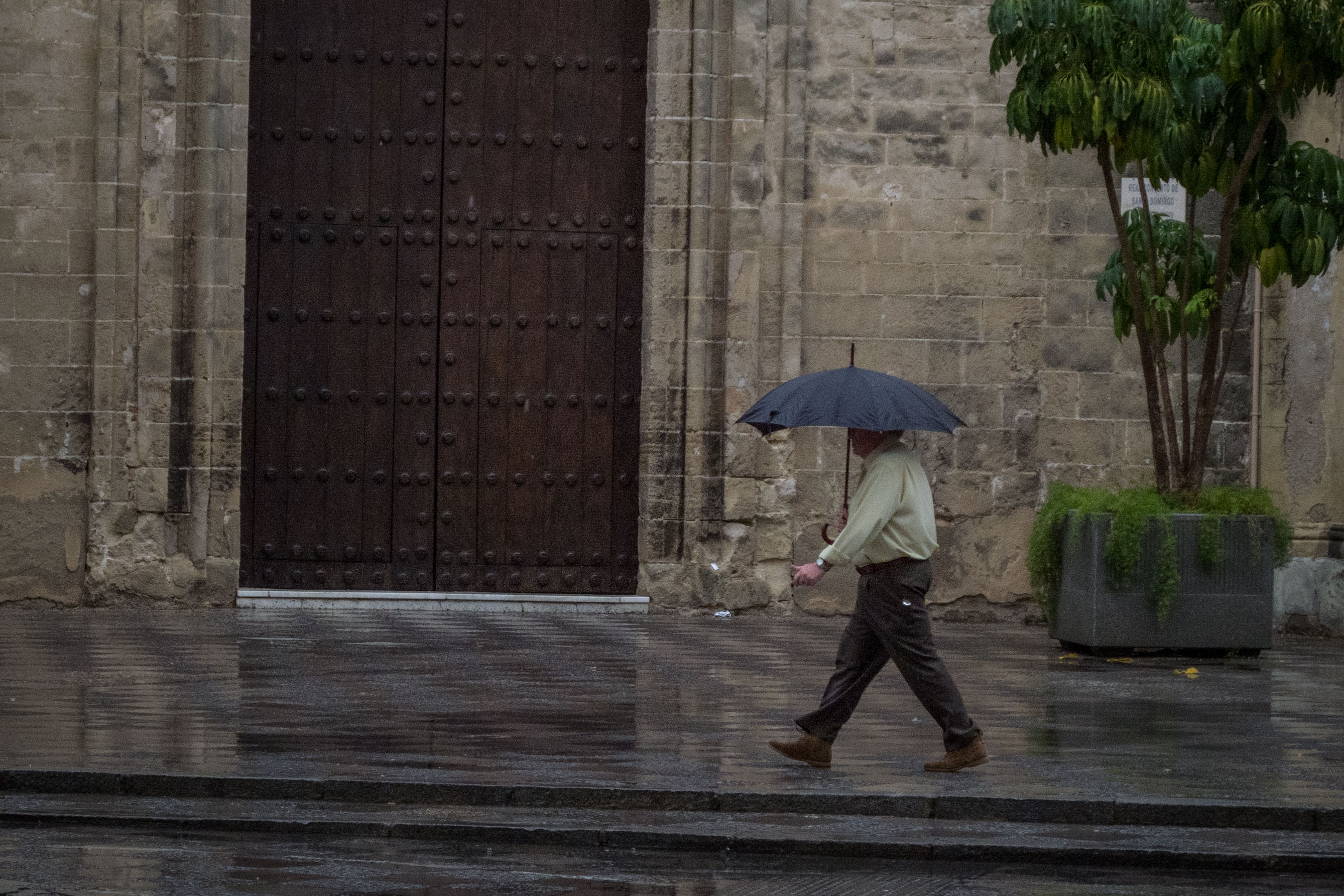 Lluvia en Jerez. FOTO: MANU GARCÍA.