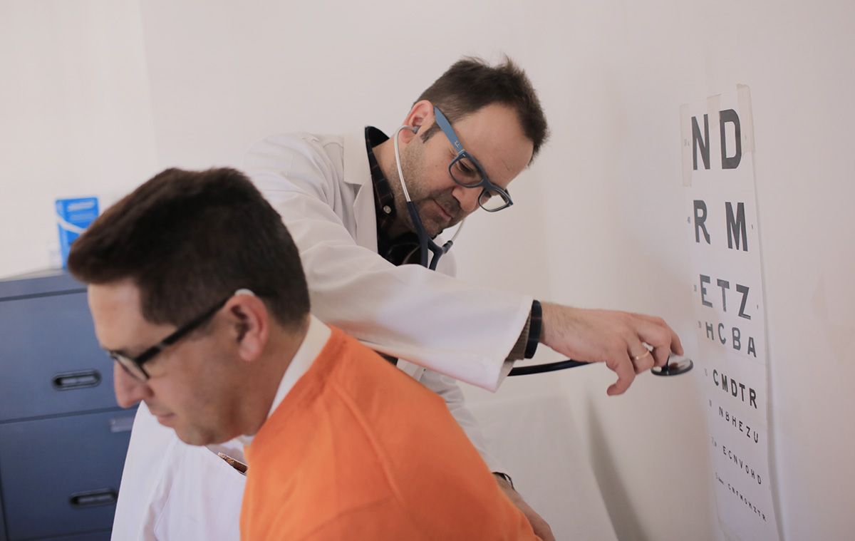 Un médico del SAS, atendiendo a un paciente.