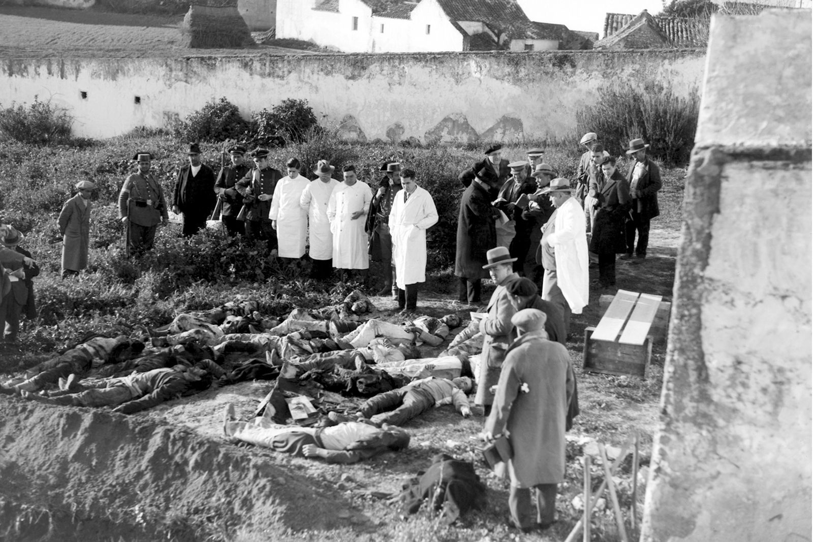 Imagen de archivo de los cadáveres amontonados tras la matanza de Casas Viejas.