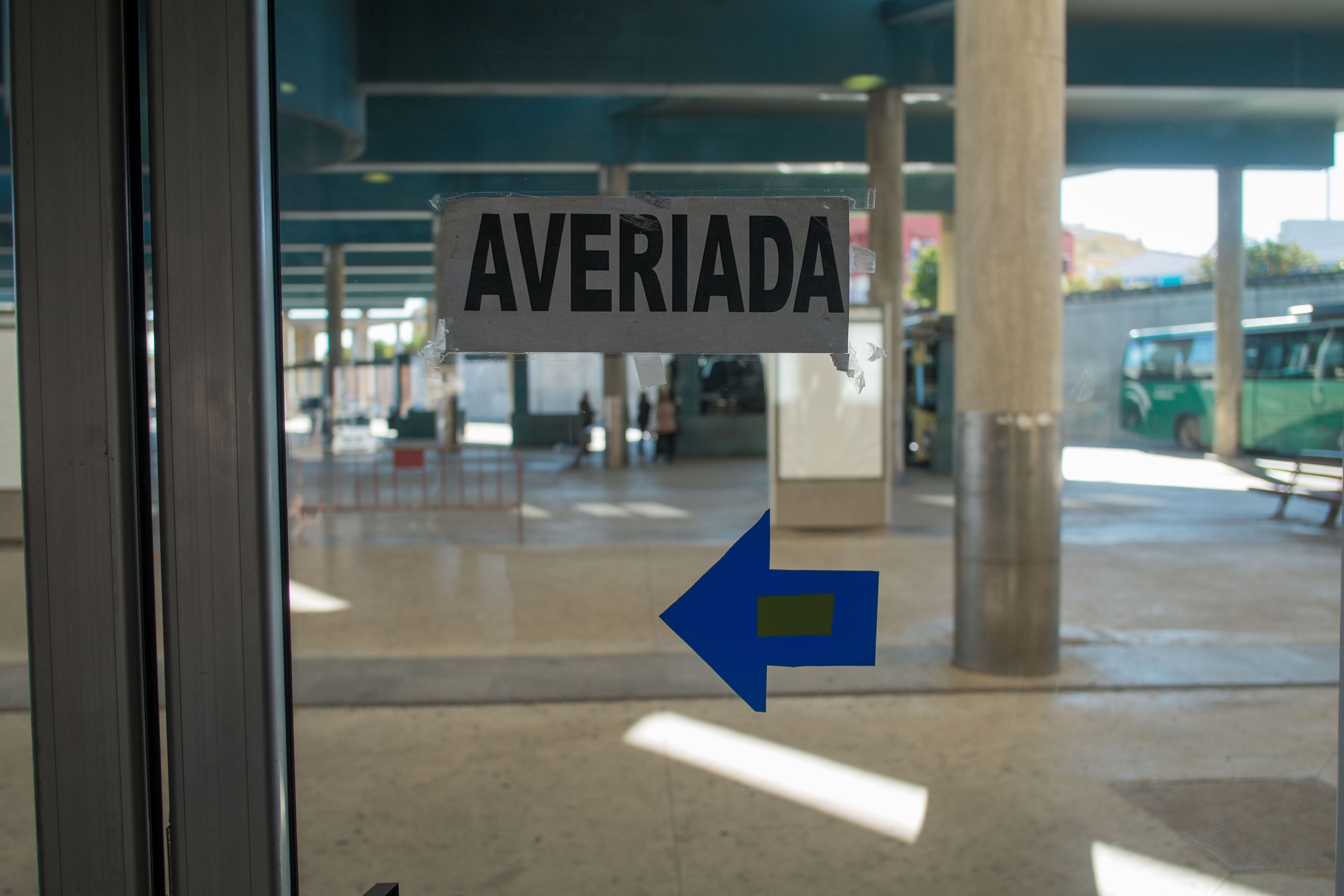 Una de las puertas averiadas de la estación de autobuses de Jerez, en una imagen de archivo.. FOTO: MANU GARCÍA. 