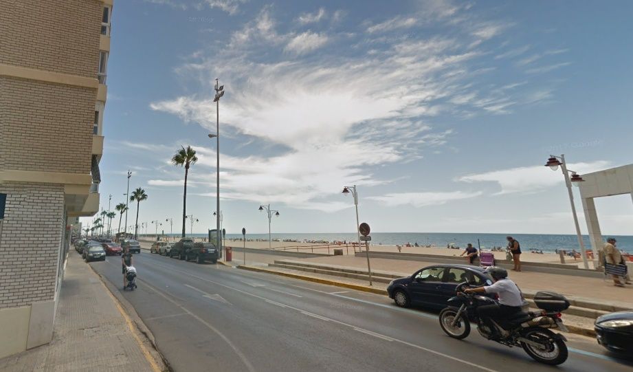 Tráfico rodado en un tramo del paseo marítimo de Cádiz.