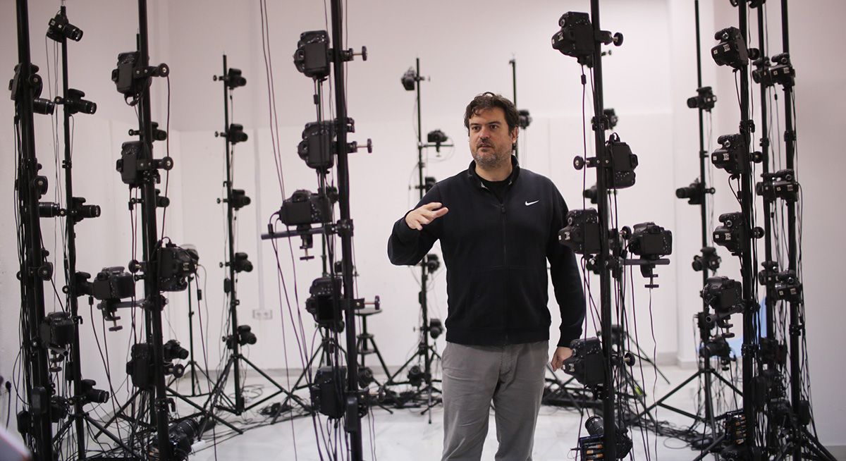 Javier León, rodeado de cámaras fotográficas, en su estudio de San Fernando. FOTO: JUAN CARLOS TORO.