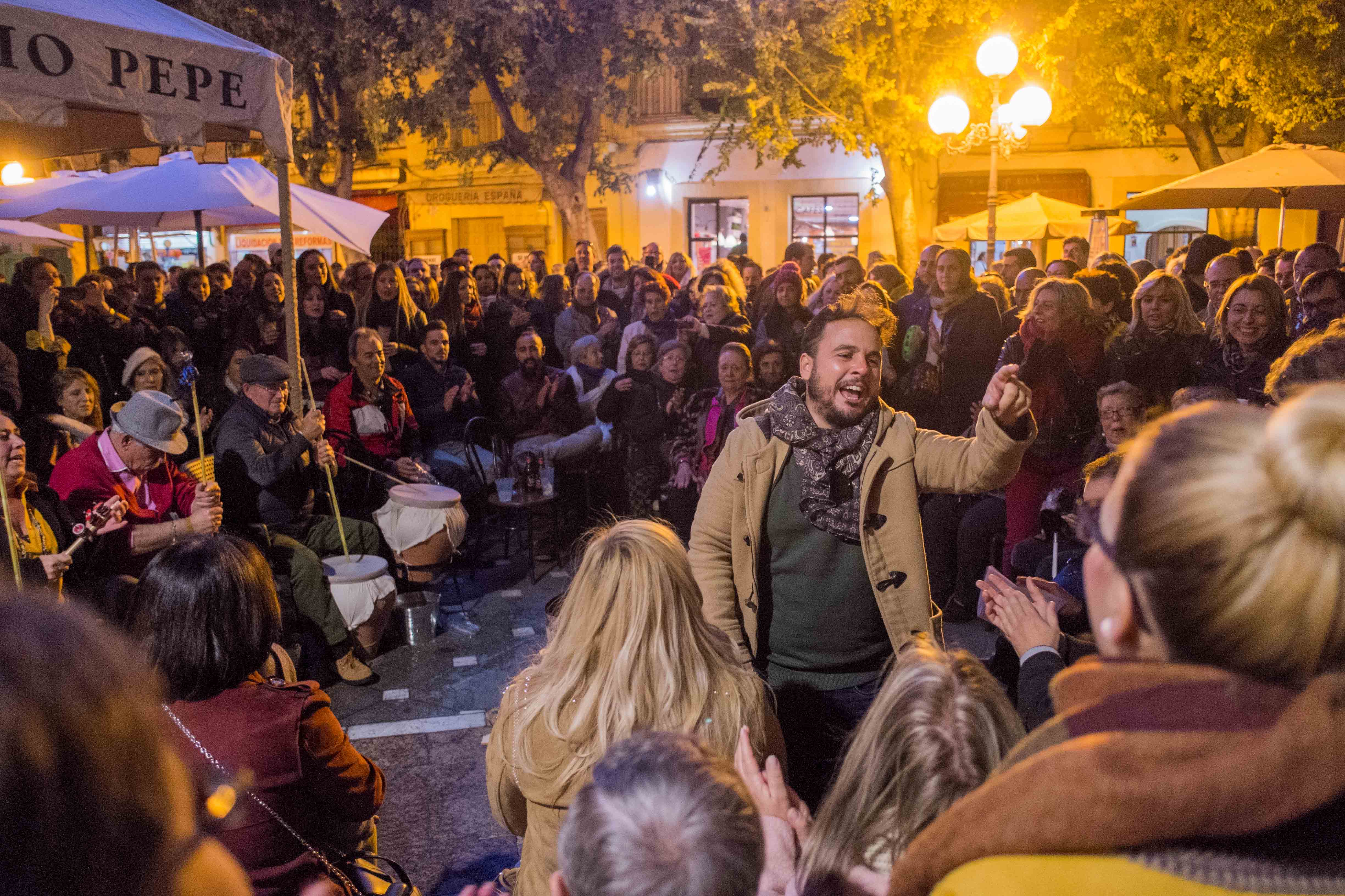 Una pasada Zambomba en la plaza Plateros. FOTO: MANU GARCÍA. 
