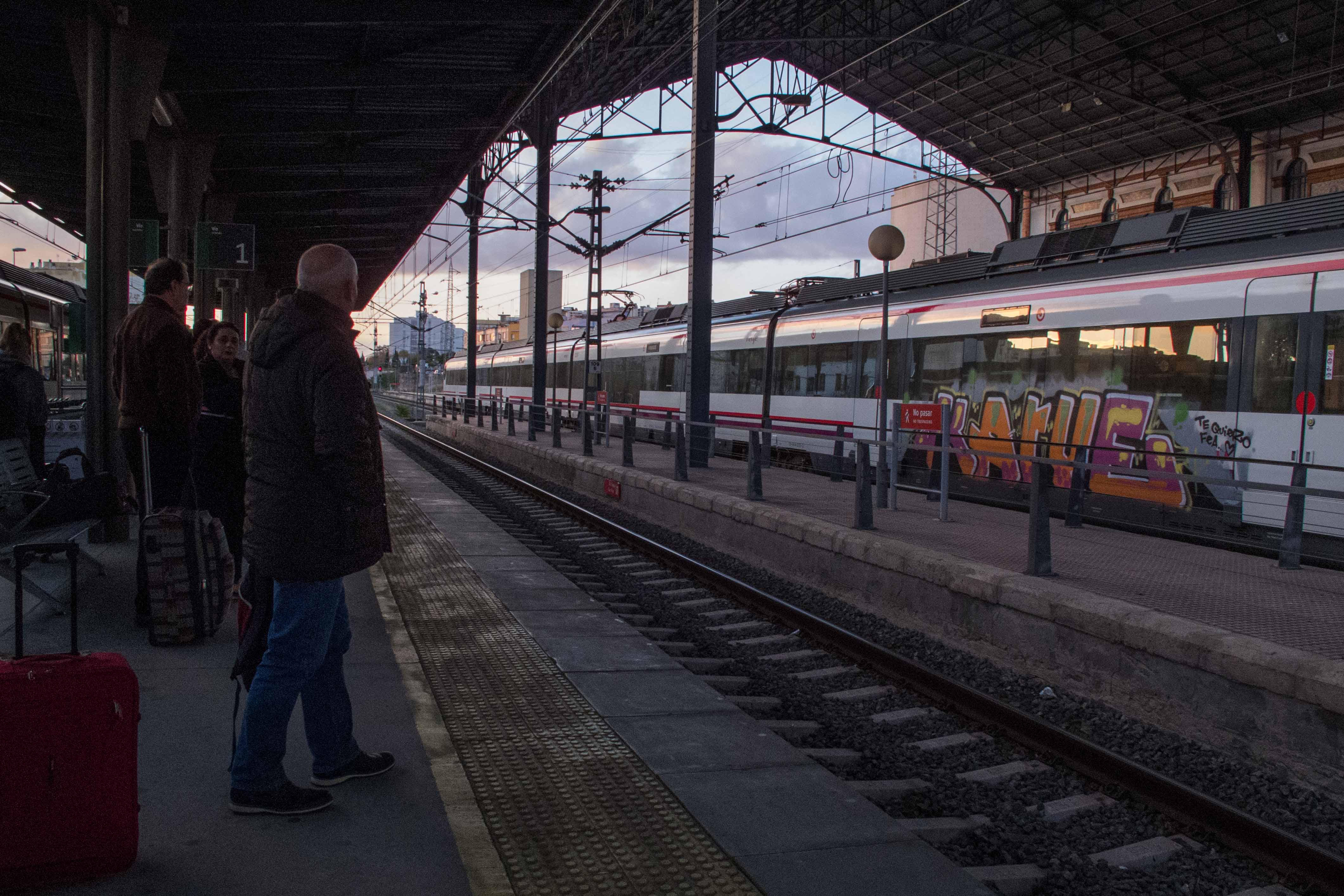 Un viajero espera un tren en Jerez en una fotografía de archivo. FOTO: LAVOZDELSUR.ES