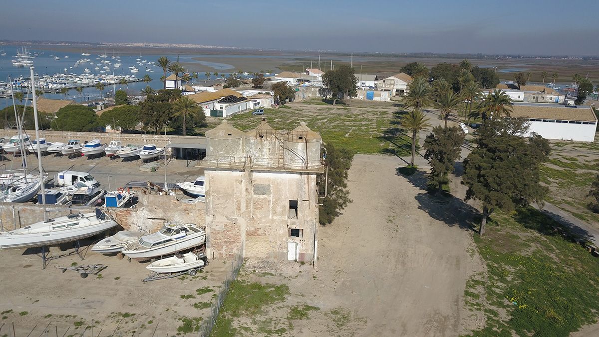 Vista del poblado de Sancti Petri y parte de la costa chiclanera, en una imagen de archivo, lugar donde se iba a desarrollar uno de los proyectos abandonados por la Junta.