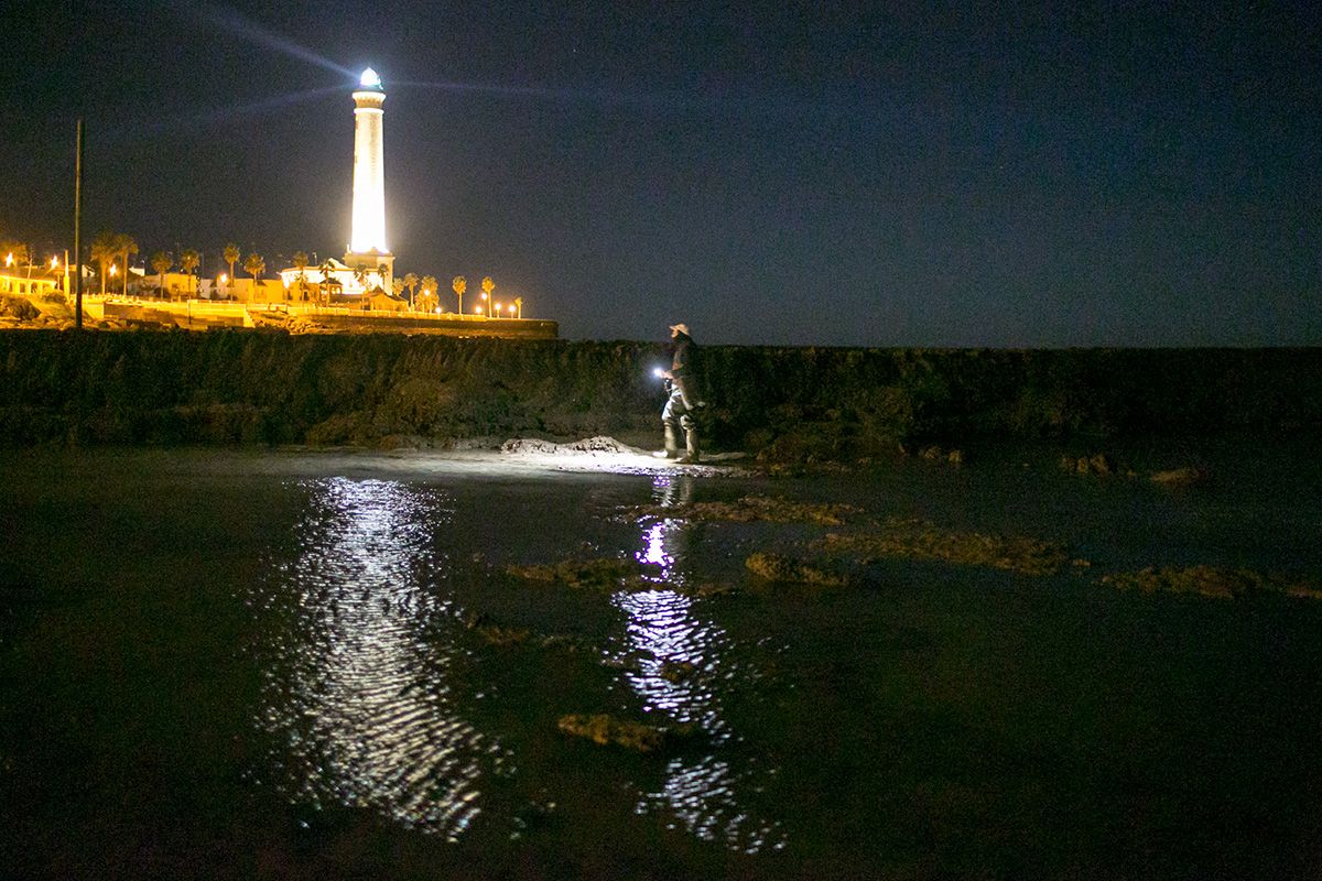 Un mariscador, de noche. FOTO: JUAN CARLOS TORO.
