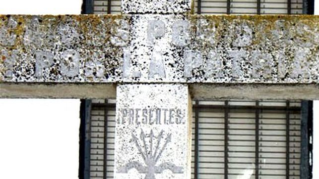 cruz-caidos-simbolos-falangistas-hornachos_ediima20150227_0744_15.jpg