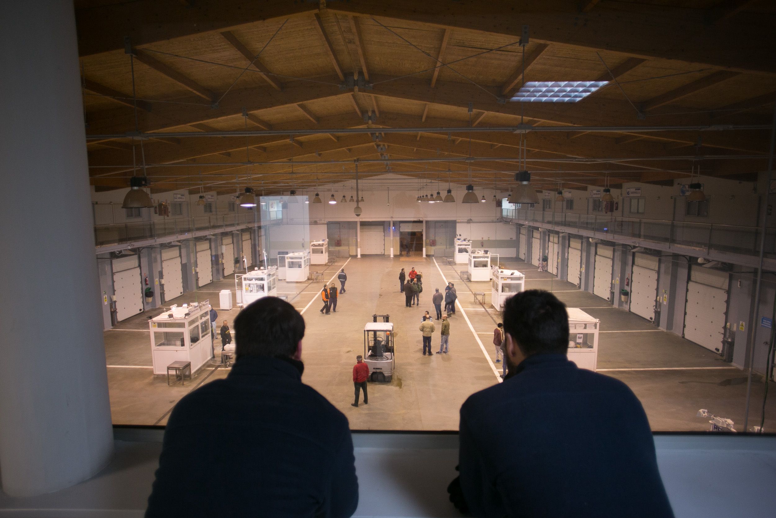 Dos empleados observan la lonja vacía. FOTO: JUAN CARLOS TORO.