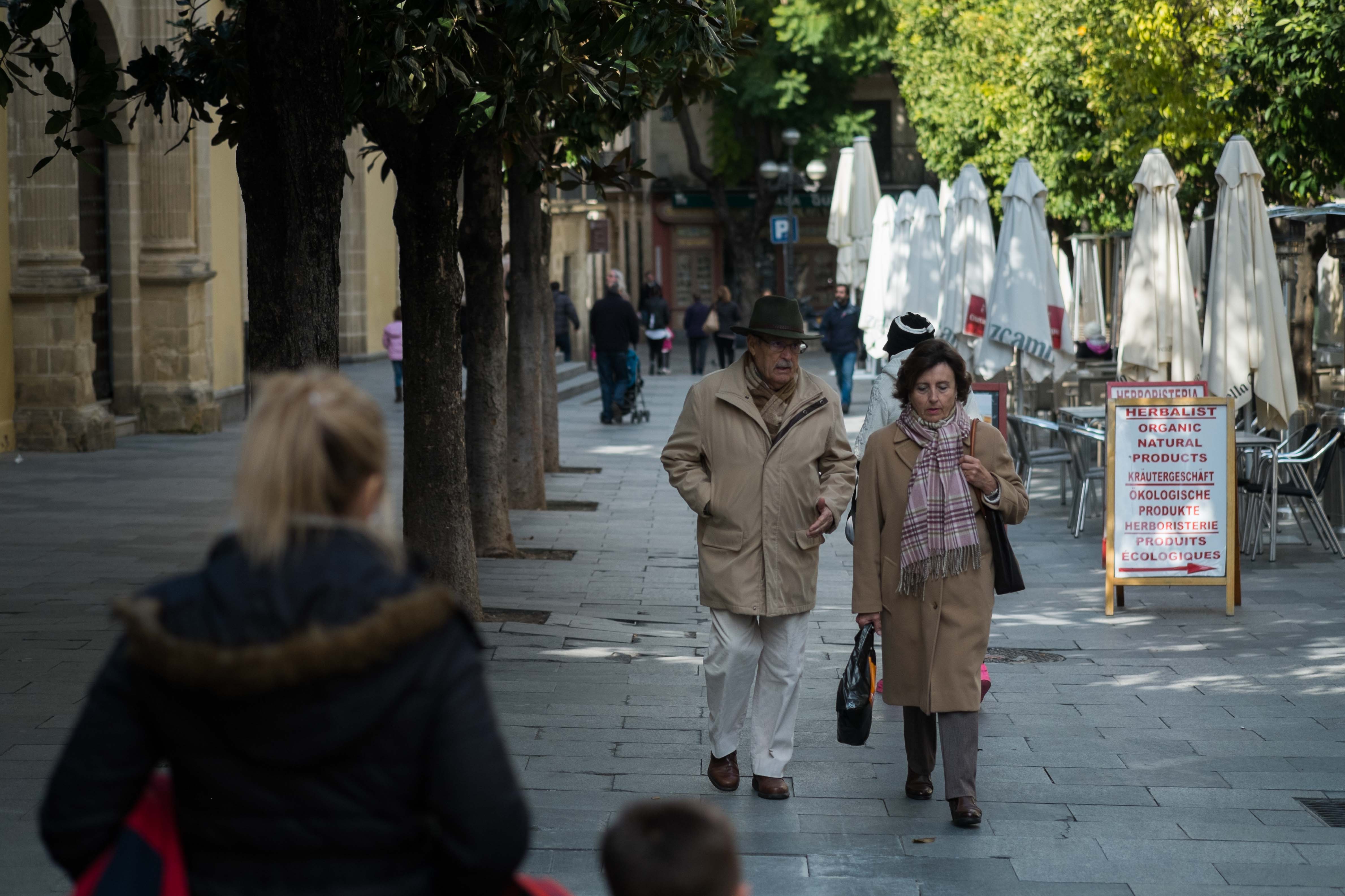 Llega el frío con una masa de aire polar: dos personas abrigadas paseando por el centro de Jerez, en una imagen de archivo.