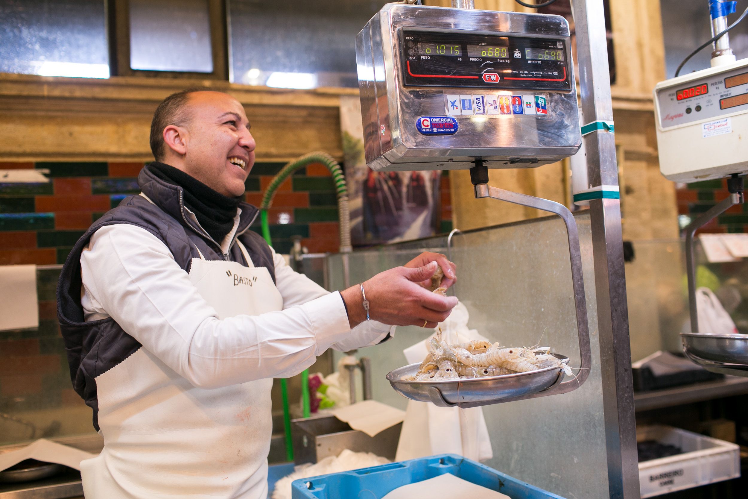 Un pescadero, en su puesto de La Plaza de Abastos de Jerez, en una imagen retrospectiva. FOTO: JUAN CARLOS TORO.