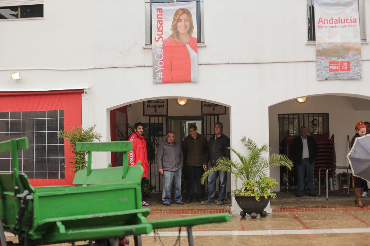 Vecinos de San Isidro, en una pasada campaña de autonómicas. Autor: JUAN CARLOS TORO