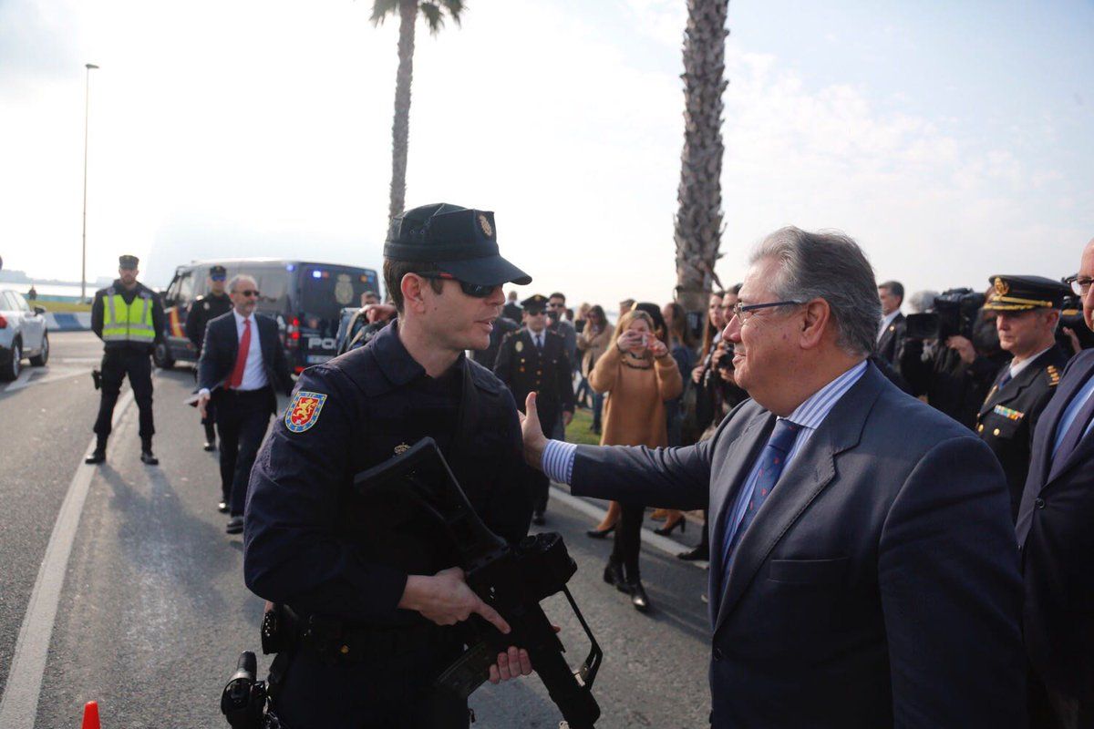 El exministro Zoido, felicitando a agentes de la Policía Nacional por una pasada actuación en La Línea, en una imagen del pasado febrero.