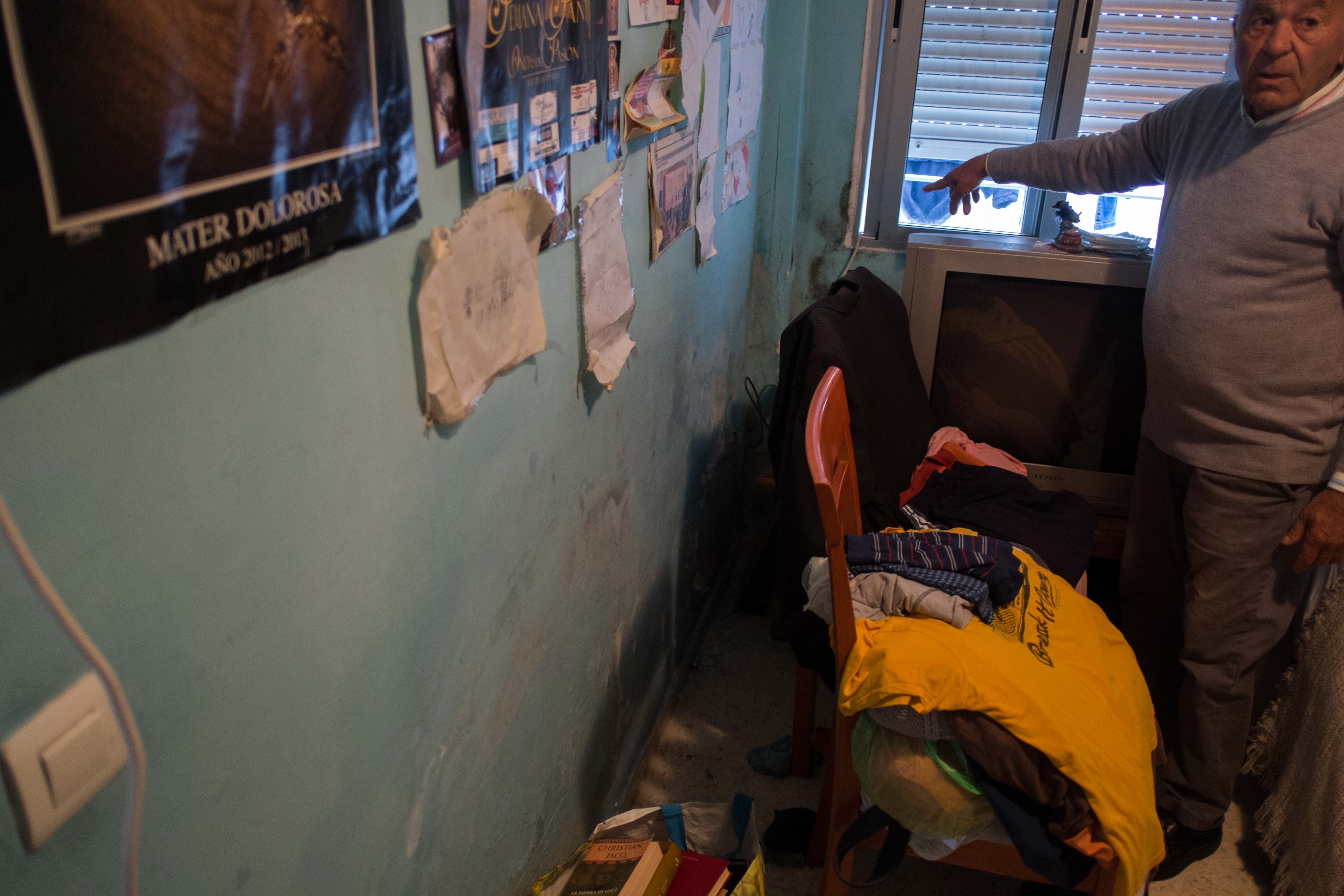Un dormitorio, comido por la humedad en 'Los Pitufos'. FOTO: MANU GARCÍA