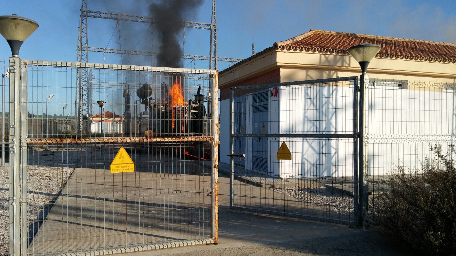 Incendio en la subestación eléctrica de Las Majadillas, en una imagen del pasado febrero.