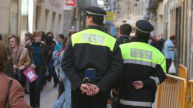 Agentes de la Policía Local, patrullando en Cádiz, en una imagen retrospectiva.