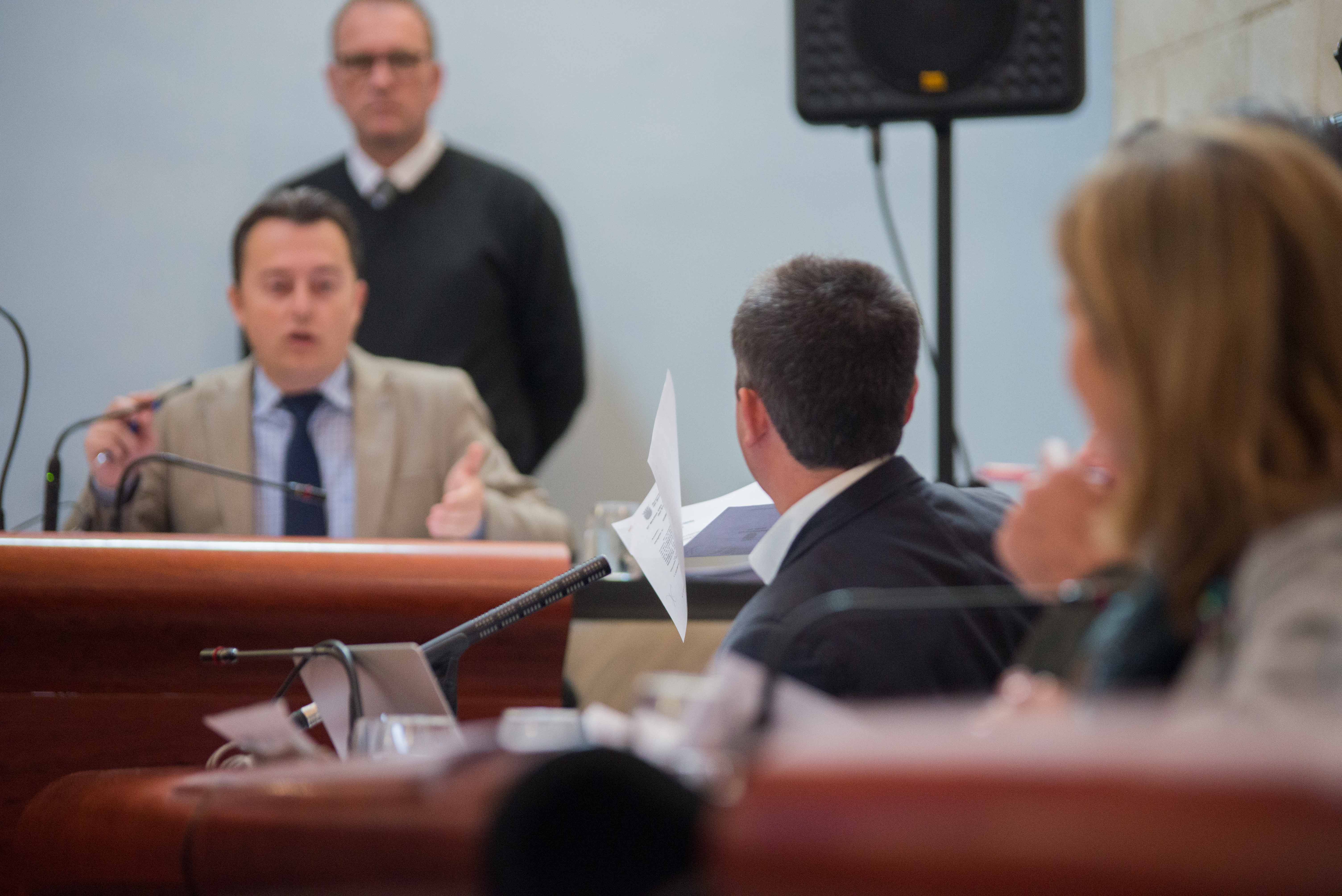 El teniente de alcaldesa Santiago Galván le habla a Saldaña (PP), durante el pleno. MANU GARCÍA.