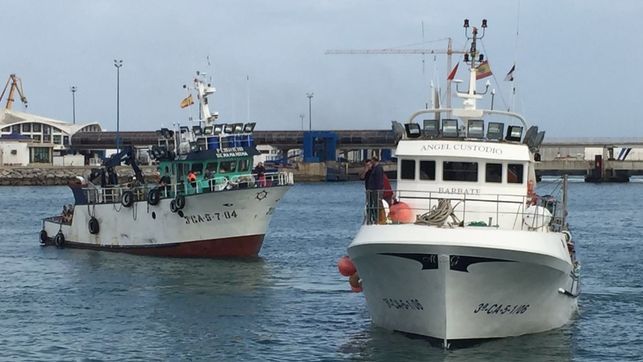 Barcos de pesca en una imagen de archivo
