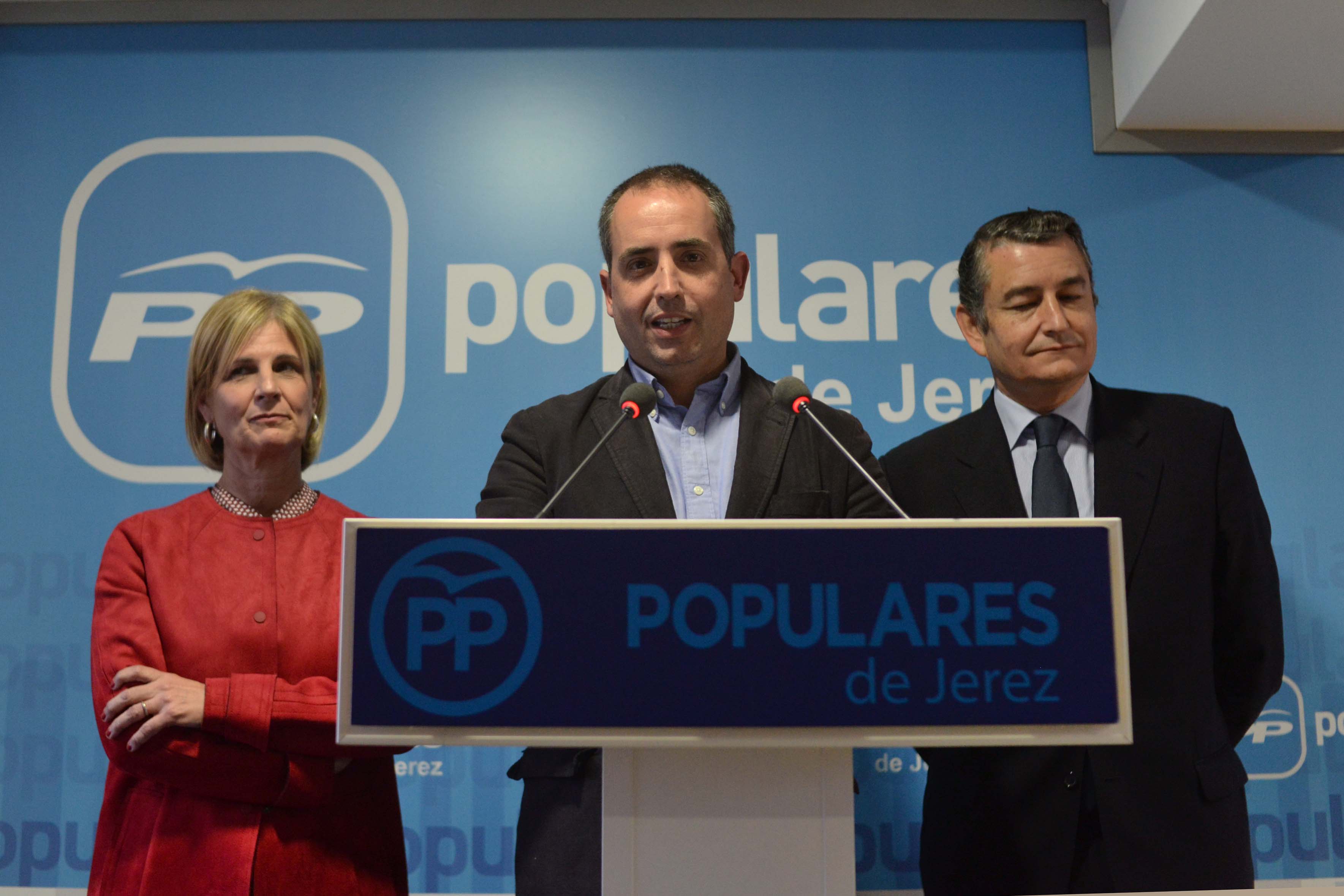 Saldaña, en la despedida de Pelayo de su carrera municipal. A la dcha. en la imagen, el viceconsejero andaluz Antonio Sanz. FOTO: MANU GARCÍA