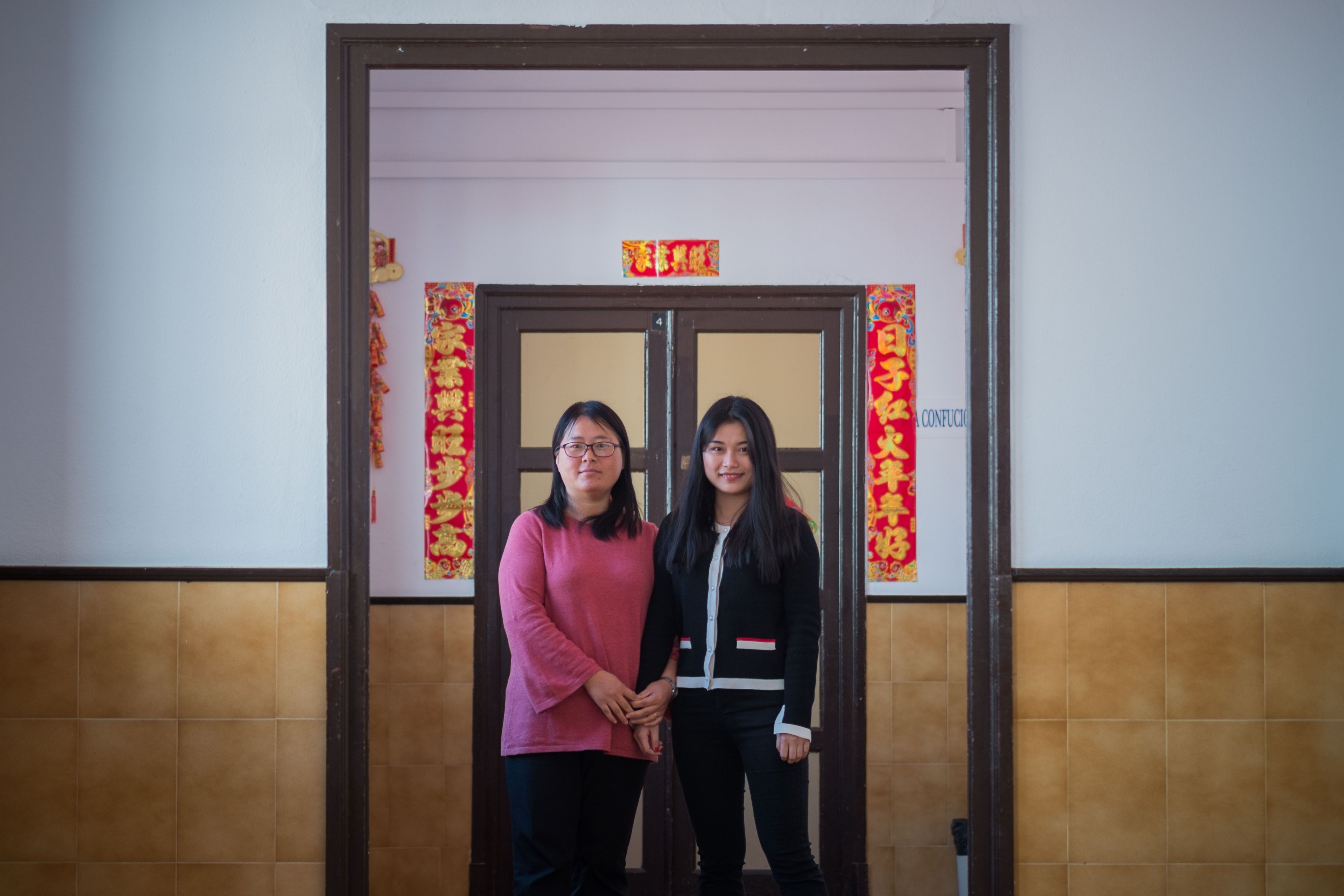 Linda y Silvia, en la puerta del Aula Confucio del IES Padre Luis Coloma. / MANU GARCÍA.